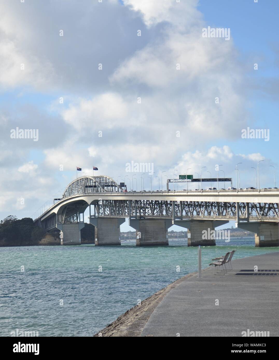 Verkehr im Norden reisen auf die Auckland Harbour Bridge Stockfoto