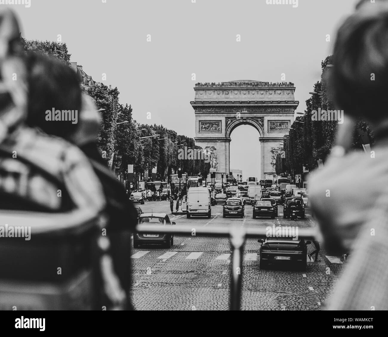 Tolle Aussicht von City tour bus Fahrt durch die Champs Elysee Avenue an einem schönen sonnigen Tag in Richtung Triumphbogen. Schwarz und Weiß Foto Stockfoto