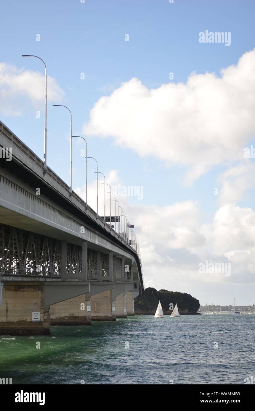 Segeln unter der Auckland Harbour Bridge Stockfoto