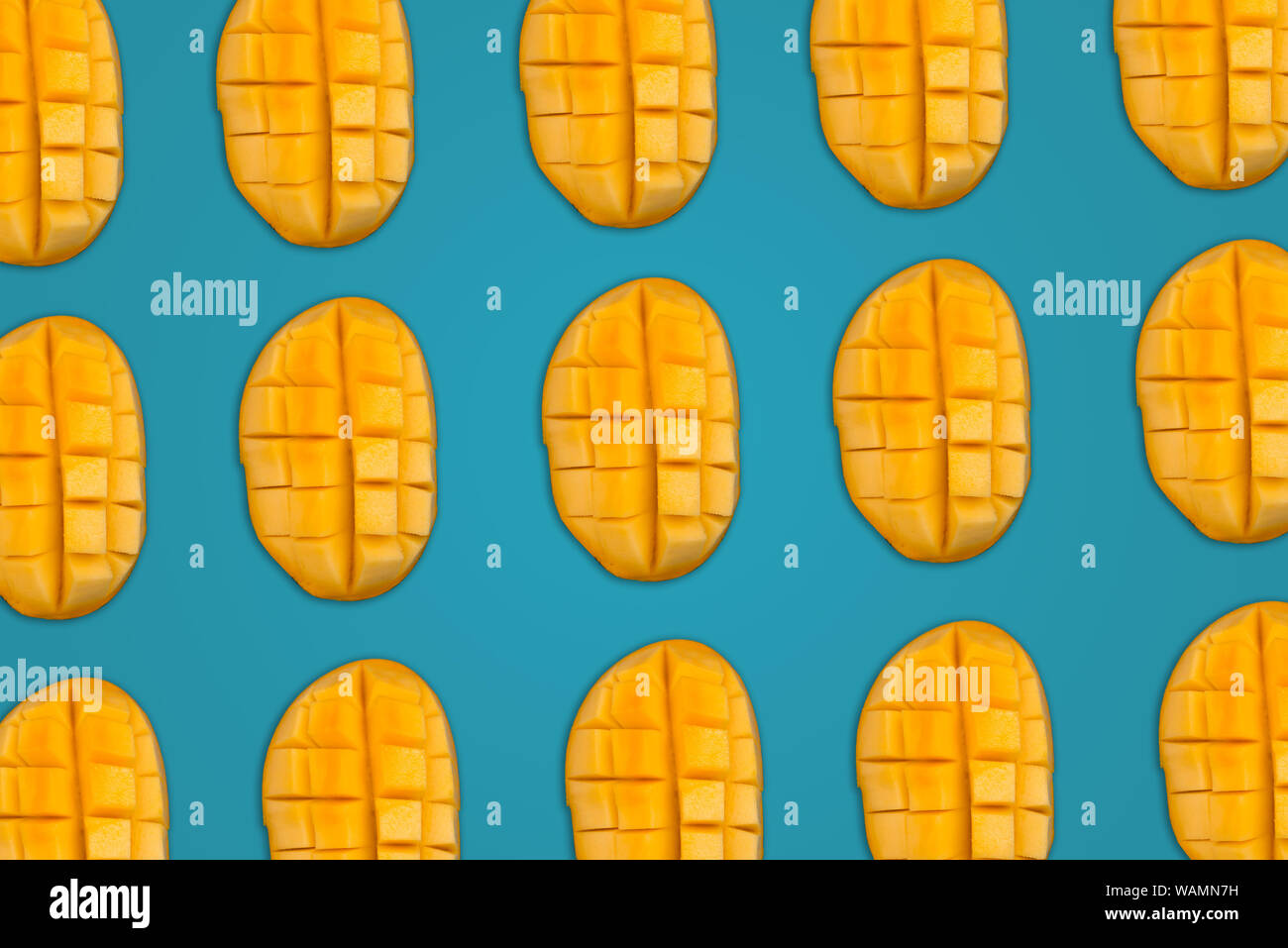 Muster der Mangofrucht Slice auf Meer grüner Hintergrund, Multani Chaunsa Stockfoto