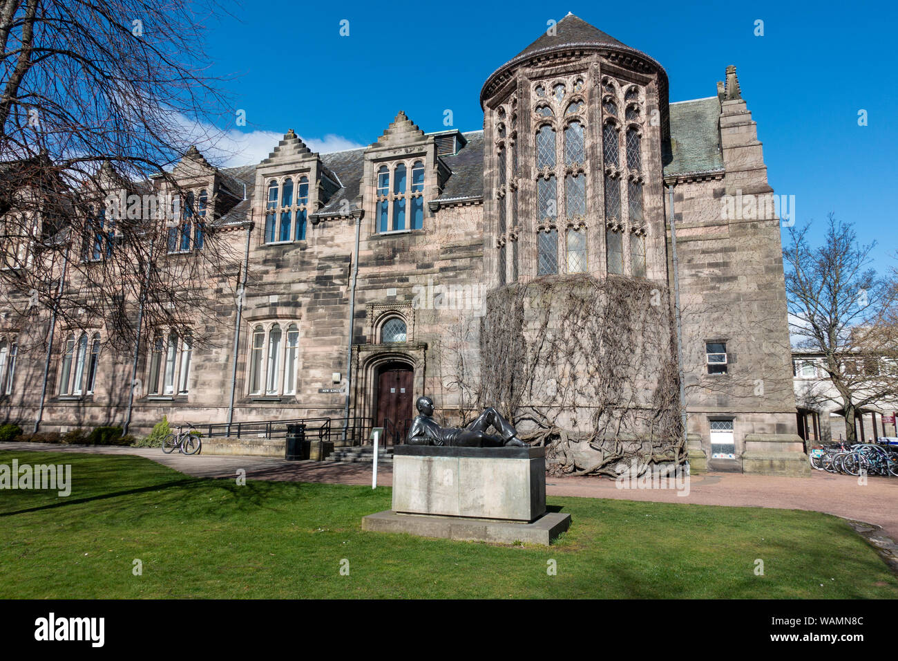 Jugend mit Split Apple Skulptur von Kenny Hunter außerhalb King's Collage, Universität Aberdeen, Aberdeen, Aberdeen, Schottland, Großbritannien Stockfoto