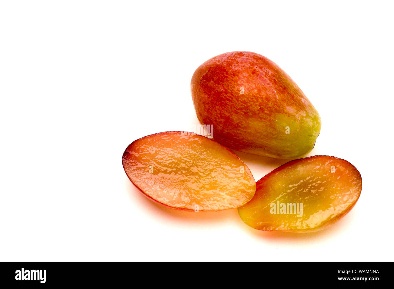 Ganze Trauben und zwei Hälften auf weißem Hintergrund mit viel kopieren Raum isoliert. Stockfoto