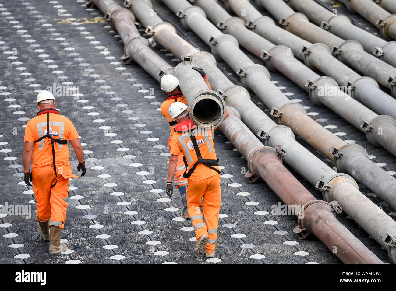 Arbeitnehmer durch die durchlässigen Toddbrook Behälter als Arbeit fort, bis der Damm in der Nähe des Dorfes Whaley Bridge, Derbyshire ans Ufer, nachdem es in heftigen Regenfällen beschädigt. Stockfoto