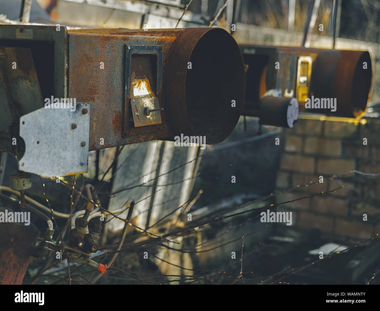 Rostige Rohre im industriellen Bereich verlassen Stockfoto