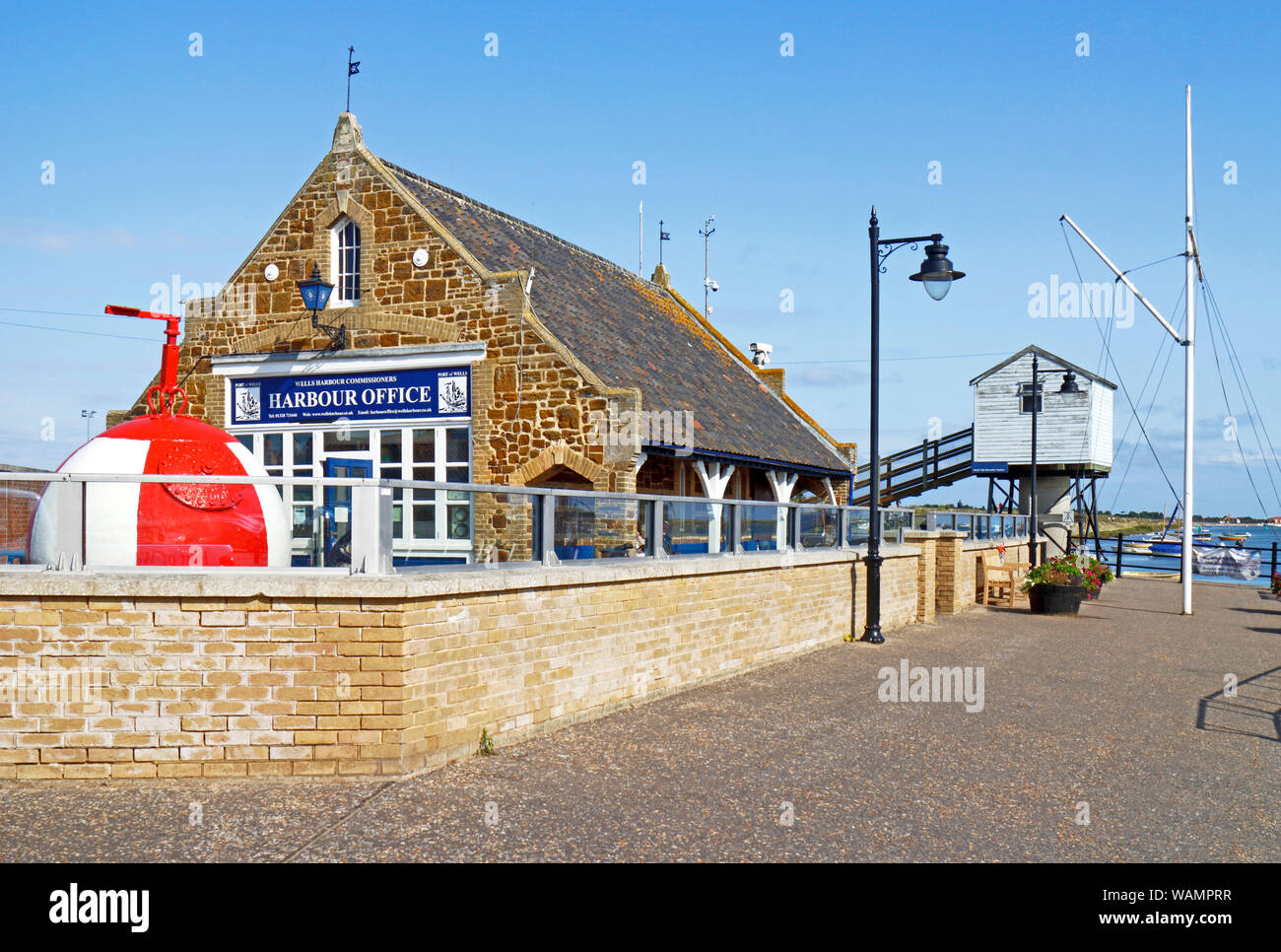 Ein Blick auf den Hafen Büro- und Tide Aufnahme Station auf dem North Norfolk Coast in Wells-next-the-Sea, Norfolk, England, Vereinigtes Königreich, Europa. Stockfoto