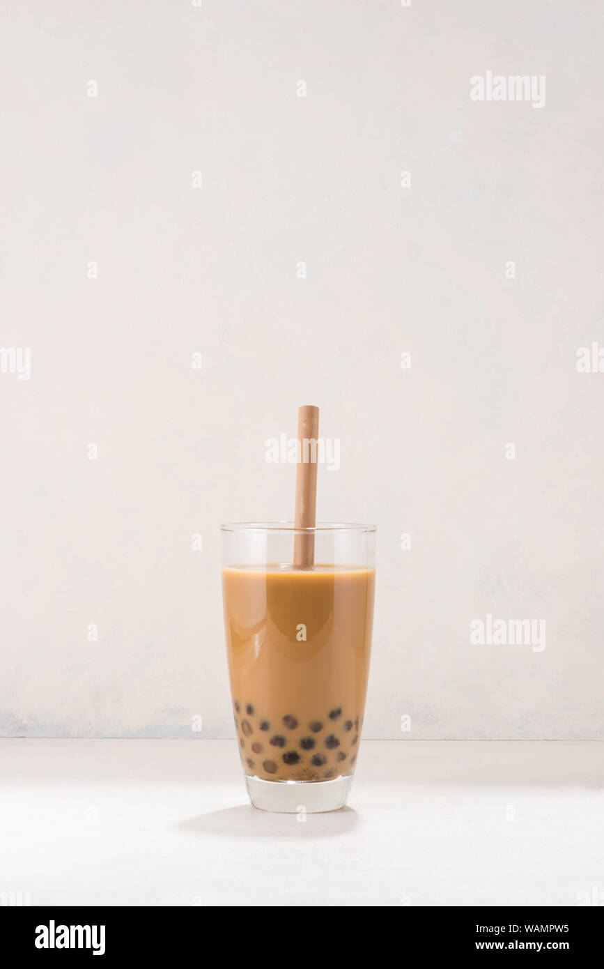Schokolade Bubble Tea Gläser mit Trinken Stroh auf weißem Hintergrund. Stockfoto