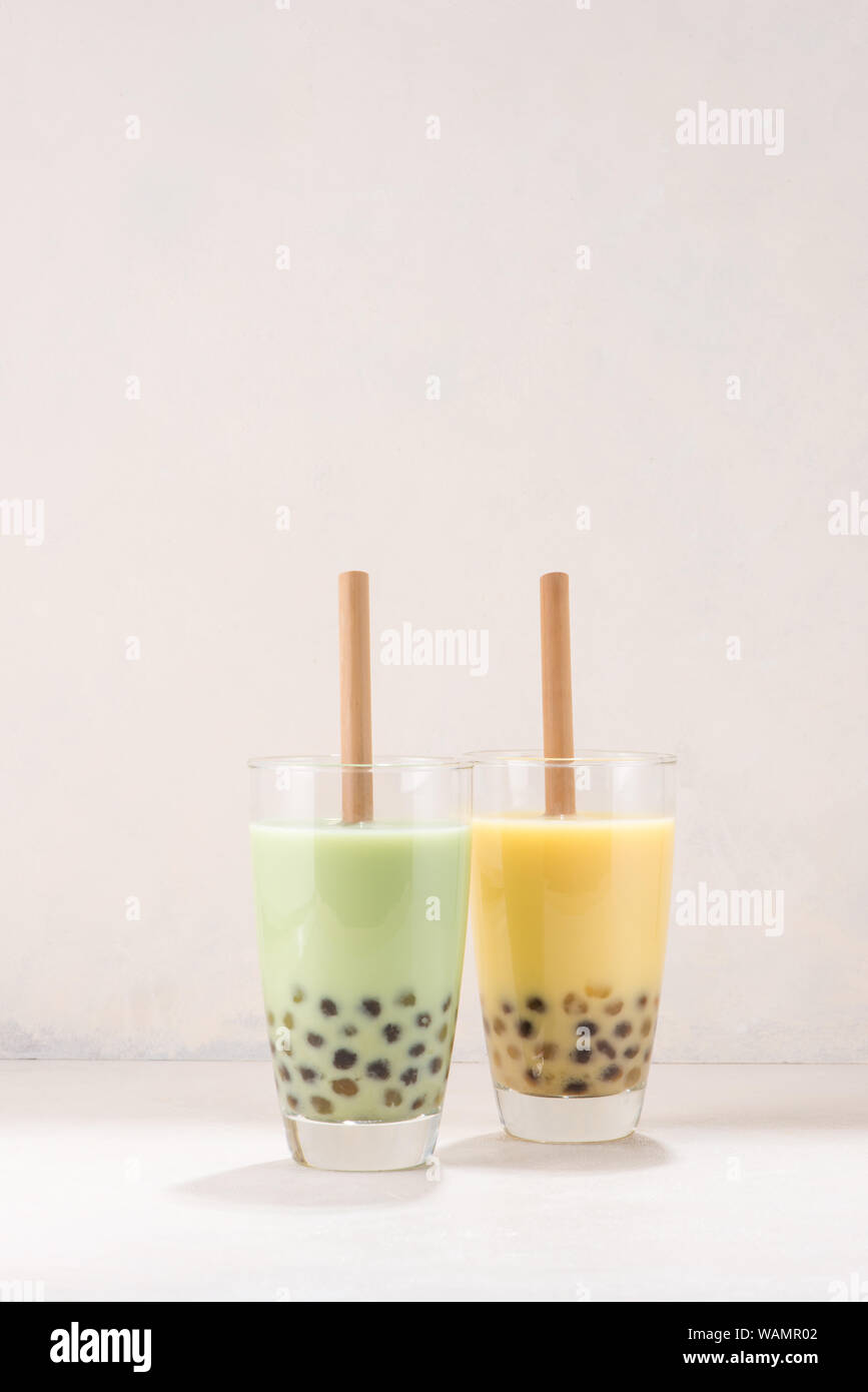 Auswahl an hausgemachten Bubble Tea/boba Tee mit Tapioka Perlen auf weißem Hintergrund Stockfoto