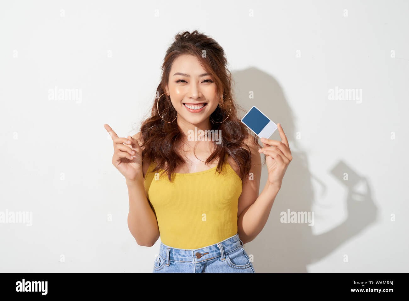 Foto junge lächelnde asiatische Frau mit Karte Stockfoto