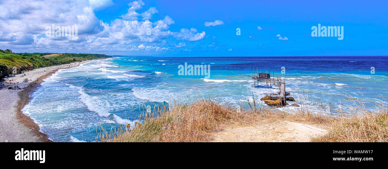 Abruzzen Strand Panoramablick von Punta Aderci Naturpark in Vasto - Abruzzen - Italien namens Trabocchi Küste Stockfoto