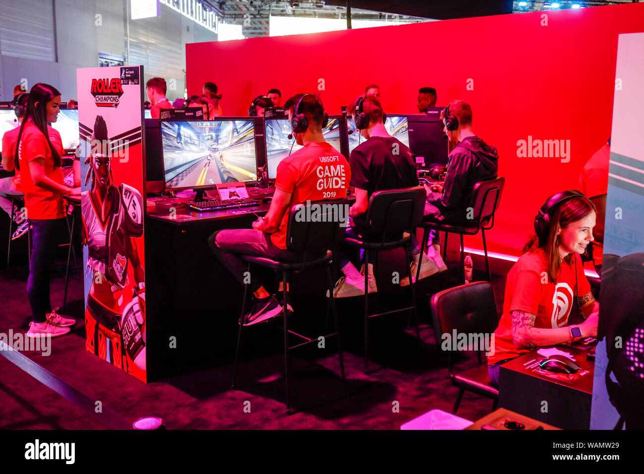 Köln, Nordrhein-Westfalen, Deutschland - Gamescom, junge Messebesucher spielen der computer spiel Roller Champions von Ubisoft auf der Gamescom trad Stockfoto