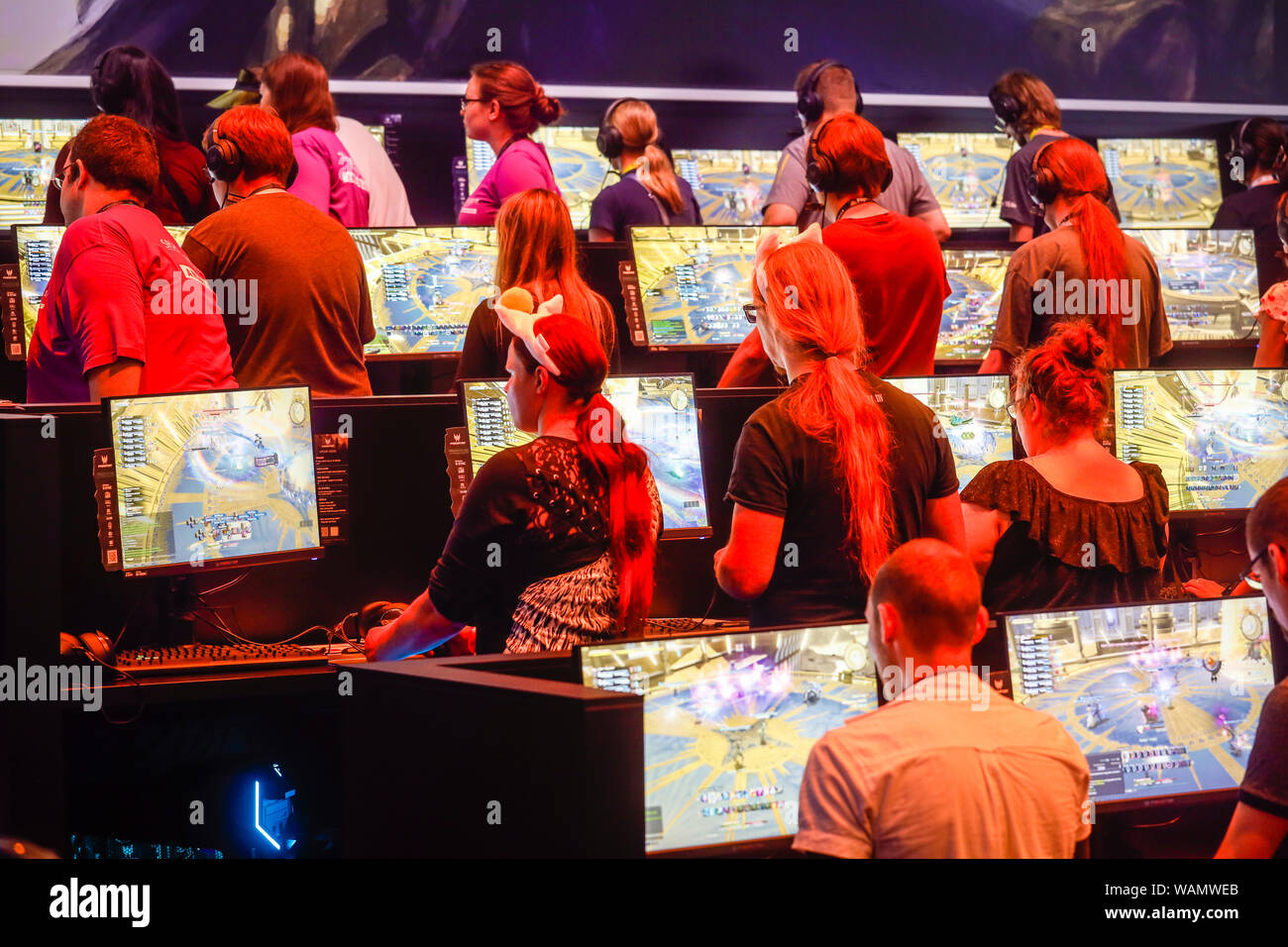 Köln, Nordrhein-Westfalen, Deutschland - Gamescom, Messe Besucher spielen das Computerspiel "Final Fantasy XIV" auf der Gamescom. Koeln, Stockfoto