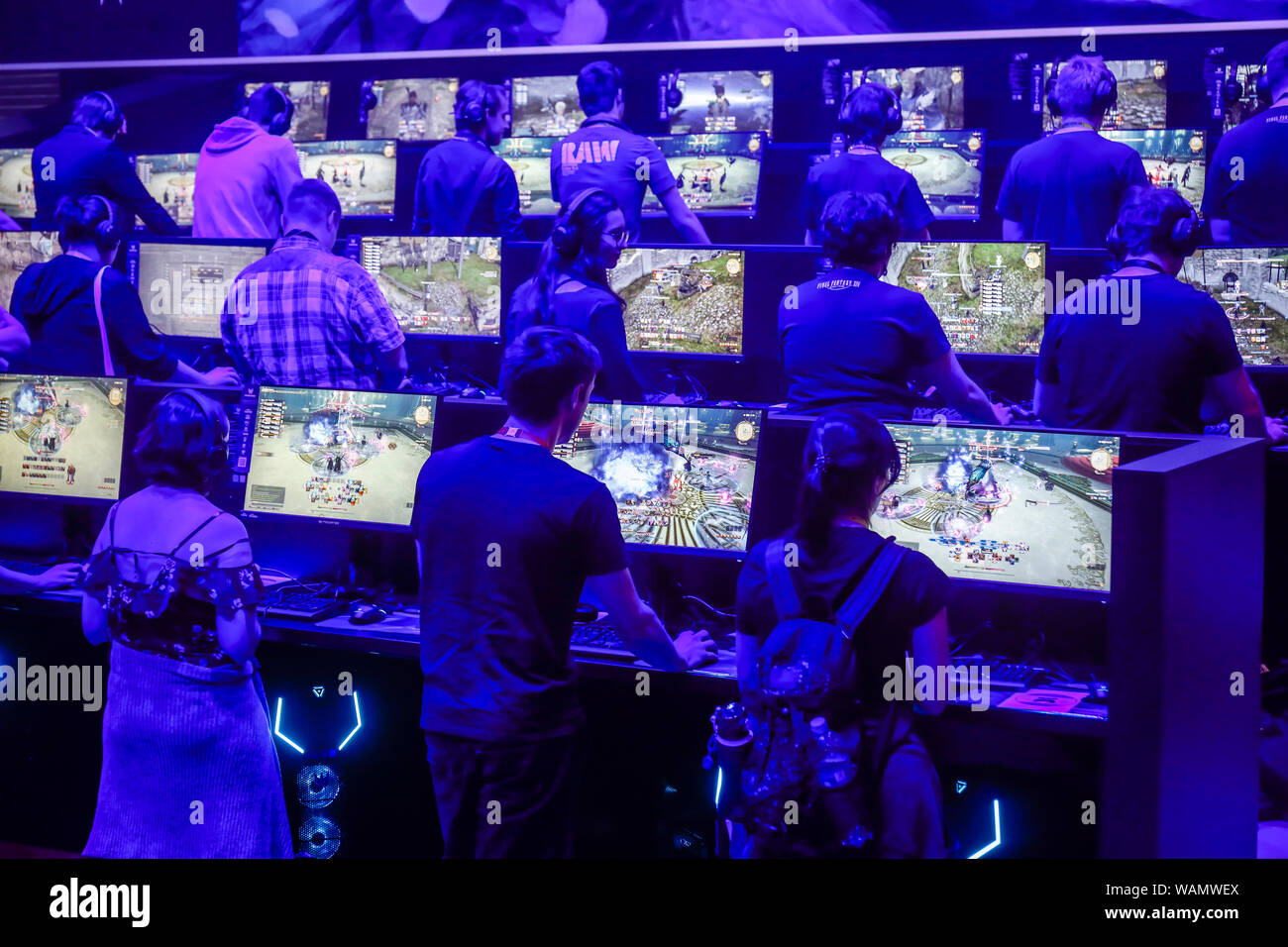 Köln, Nordrhein-Westfalen, Deutschland - Gamescom, junge Messebesucher spielen das Computerspiel "Final Fantasy XIV" auf der Gamescom. K Stockfoto
