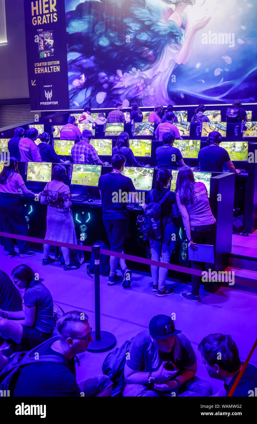Köln, Nordrhein-Westfalen, Deutschland - Gamescom, junge Messebesucher spielen das Computerspiel "Final Fantasy XIV" auf der Gamescom. K Stockfoto