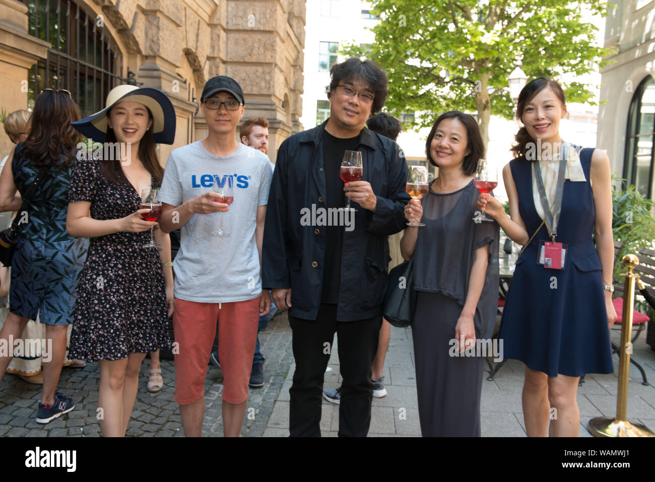 Oscar-Preisträgerchef Bong Joon Ho (Parasit), Elena Diesbach, Jian Xing, zu sehen auf dem Lunchbox-Empfang des Filmfestes München 2019, Stockfoto