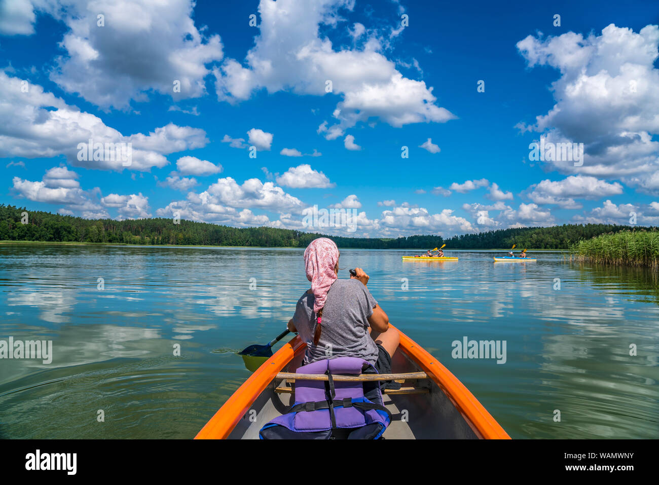 Im Kanu auf dem Muckersee Jezioro Mokre, UNESCO Biosphärenreservat Masurische Gesehen bei Krutyn, Ermland-Masuren, Polen, Europa | Kanu auf dem Nasser See Stockfoto