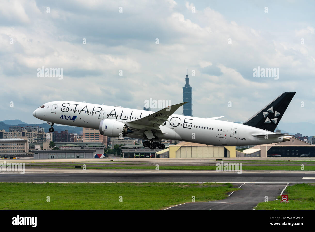 TAIPEI, Taiwan - 19. MAI 2019: ANA Boeing 787-9 Dreamliner Star Alliance spezielle Farbe weg von der Taipei Songshan Airport in Taipei, Taiwan. Stockfoto