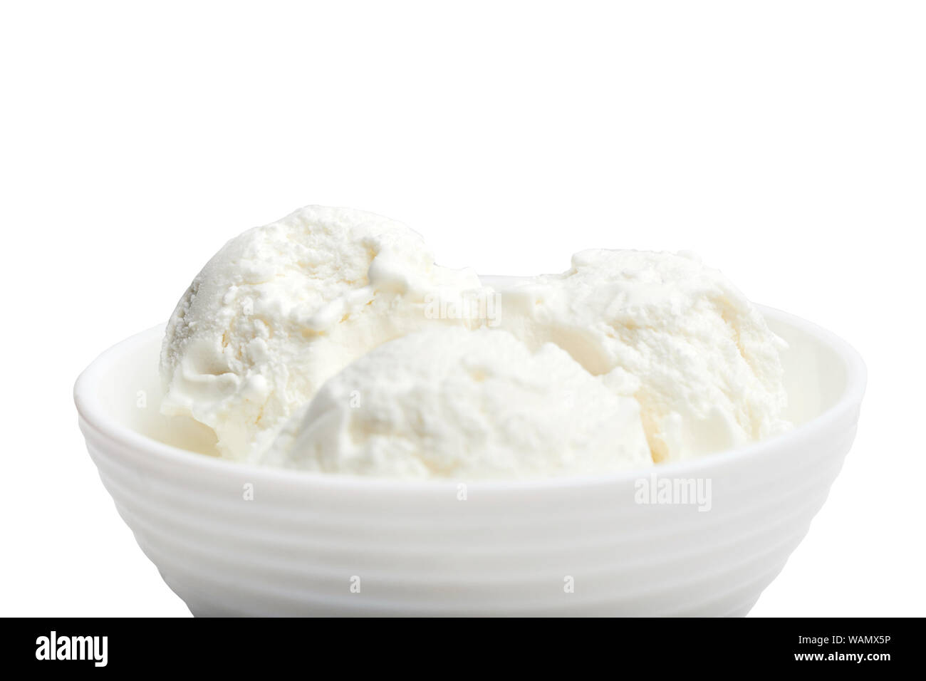 Weiße Schüssel mit weißen Eis auf einem weißen Hintergrund. Vorderansicht Stockfoto