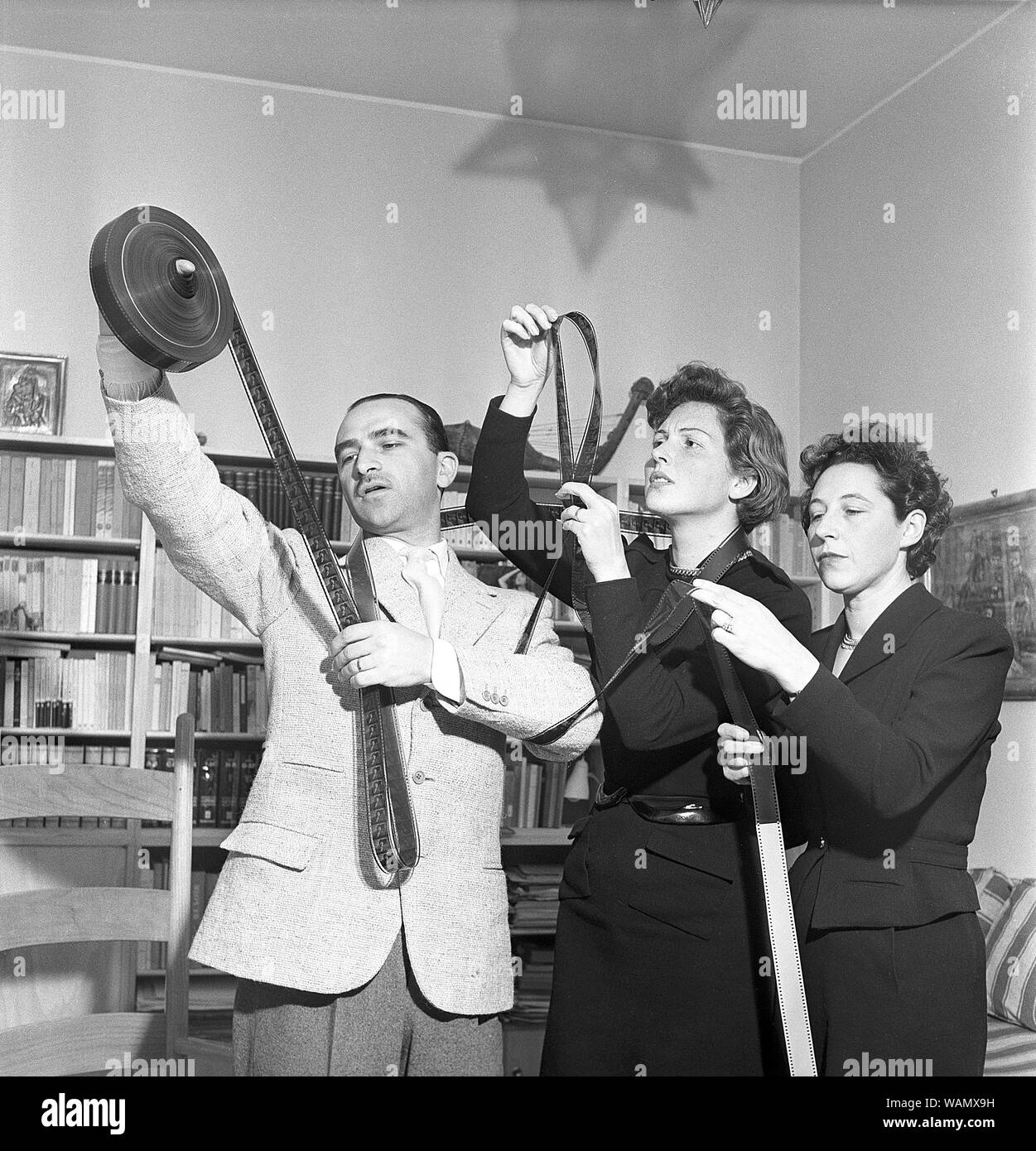 Film in den 1950er Jahren. Eine Gruppe von zwei Frauen und einem Mann betrachten, was auf dem Film. Italien 1950. Kristoffersson Ref AY 24-7. Schweden 1952 Stockfoto