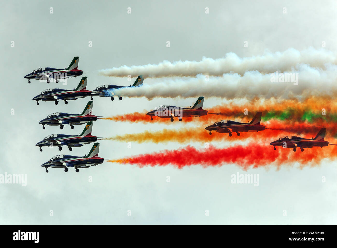 Frecce Tricolori, Aermacchi MB-339 Kunstflug-Demonstrationsteam der italienischen Luftwaffe farbenfrohe Vapour Trails neun Flugzeuge Stockfoto