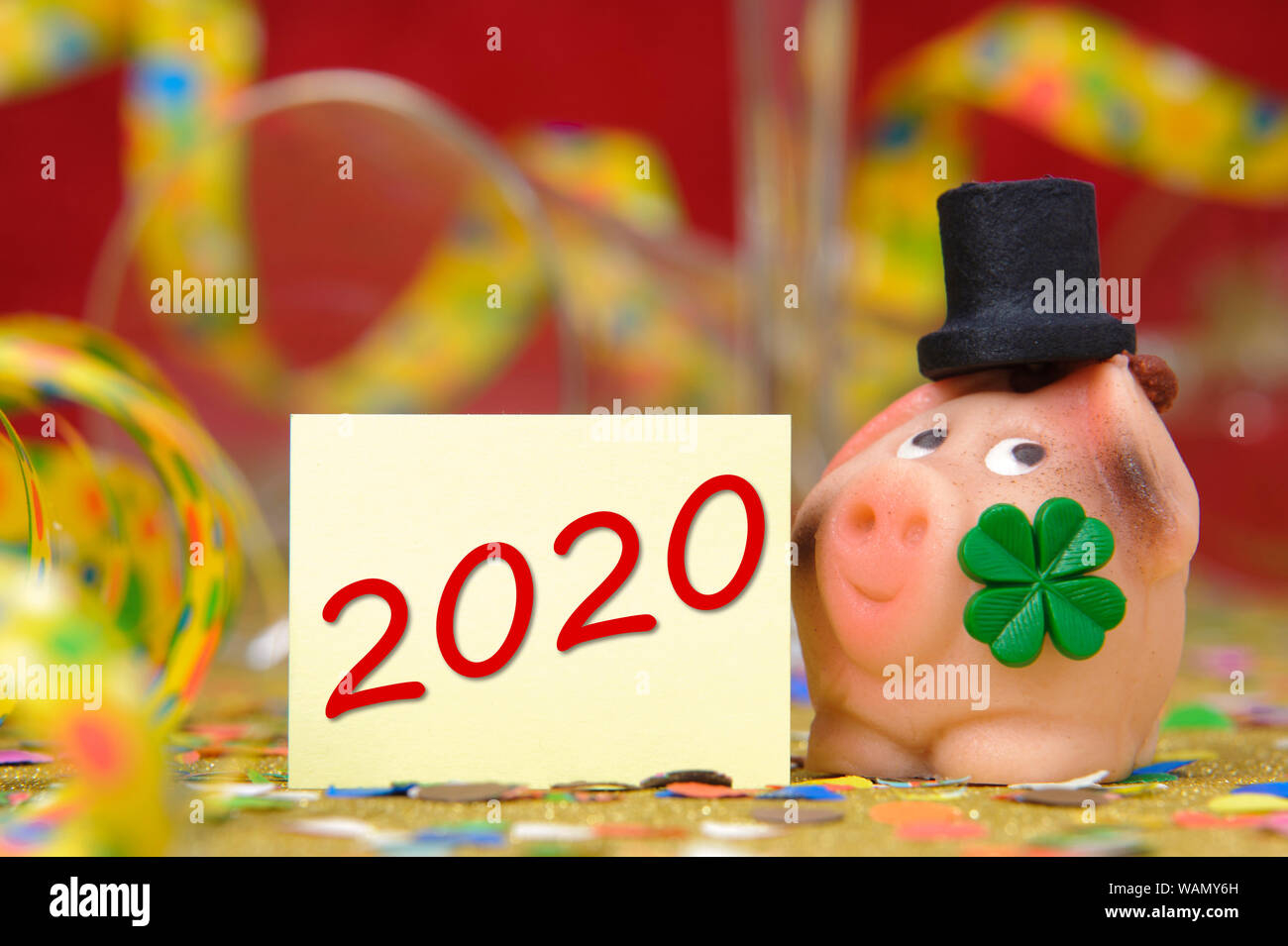 Frohes neues Jahr 2020 mit süßen Glücksbringer Stockfoto