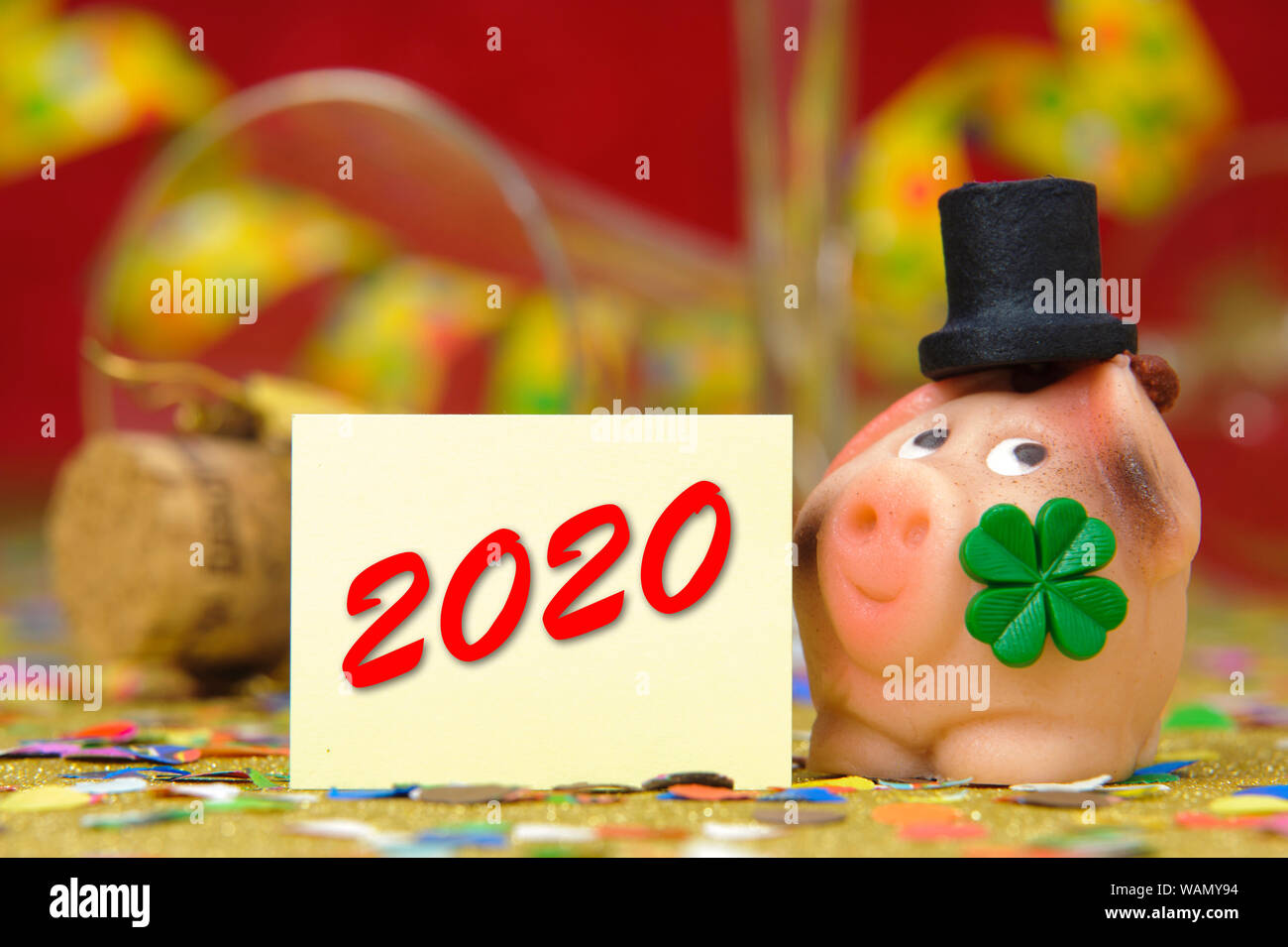 Frohes neues Jahr 2020 mit süßen Glücksbringer Stockfoto