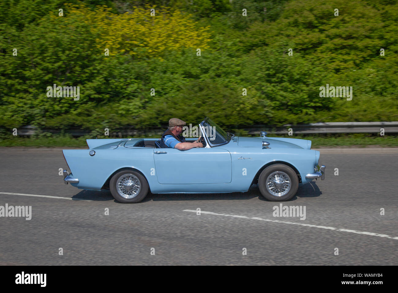 Blue Sunbeam Alpine, zweisitziger Sport-Roadster/Drophead-Coupé der 1963 60er Jahre. Britische Oldtimer, Veteranen und Kulturerbe, begeisterte Oldtimer auf der Oldtimer-Ausstellung Pendle, Großbritannien Stockfoto