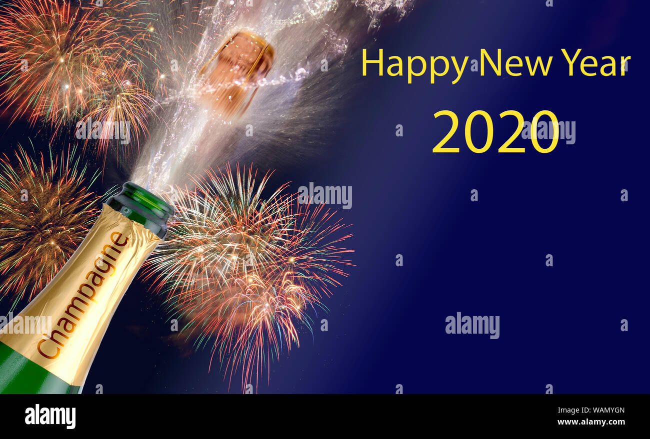 Frohes neues Jahr 2020 mit Feuerwerk und Spritzwasser Flasche Champagner Stockfoto