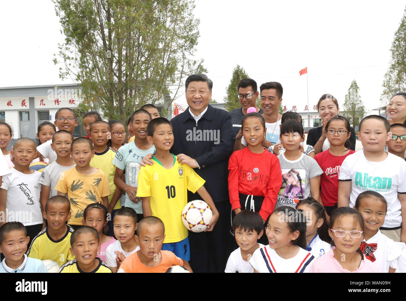 Wuwei, Provinz Gansu in China. 21 Aug, 2019. Der chinesische Präsident Xi Jinping, auch Generalsekretär der Kommunistischen Partei Chinas und Vorsitzender der Zentralen Militärkommission, besuche eine neue Gemeinschaft, die Heimat der ländlichen Bewohner aus ökologischen Bedenken verlegt, und fragt die Dorfbewohner über ihren Lebensunterhalt und die Fortschritte bei der Linderung von Armut, fumin neue Dorf Gulang County, Wuwei Stadt im Nordwesten der chinesischen Provinz Gansu, Aug 21., 2019. Credit: Ju Peng-/Xinhua/Alamy leben Nachrichten Stockfoto