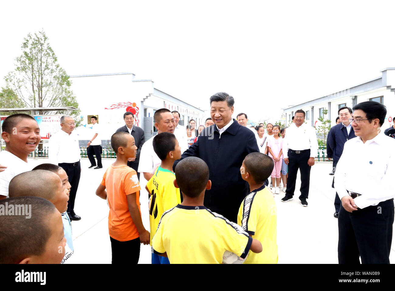 Wuwei, Provinz Gansu in China. 21 Aug, 2019. Der chinesische Präsident Xi Jinping, auch Generalsekretär der Kommunistischen Partei Chinas und Vorsitzender der Zentralen Militärkommission, besuche eine neue Gemeinschaft, die Heimat der ländlichen Bewohner aus ökologischen Bedenken verlegt, und fragt die Dorfbewohner über ihren Lebensunterhalt und die Fortschritte bei der Linderung von Armut, fumin neue Dorf Gulang County, Wuwei Stadt im Nordwesten der chinesischen Provinz Gansu, Aug 21., 2019. Credit: Ju Peng-/Xinhua/Alamy leben Nachrichten Stockfoto