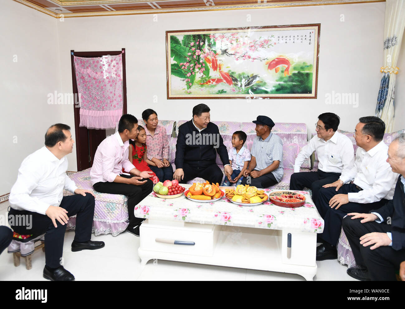 Wuwei, Provinz Gansu in China. 21 Aug, 2019. Der chinesische Präsident Xi Jinping, auch Generalsekretär der Kommunistischen Partei Chinas und Vorsitzender der Zentralen Militärkommission, besuche eine neue Gemeinschaft, die Heimat der ländlichen Bewohner aus ökologischen Bedenken verlegt, und fragt die Dorfbewohner über ihren Lebensunterhalt und die Fortschritte bei der Linderung von Armut, fumin neue Dorf Gulang County, Wuwei Stadt im Nordwesten der chinesischen Provinz Gansu, Aug 21., 2019. Credit: Xie Huanchi/Xinhua/Alamy leben Nachrichten Stockfoto