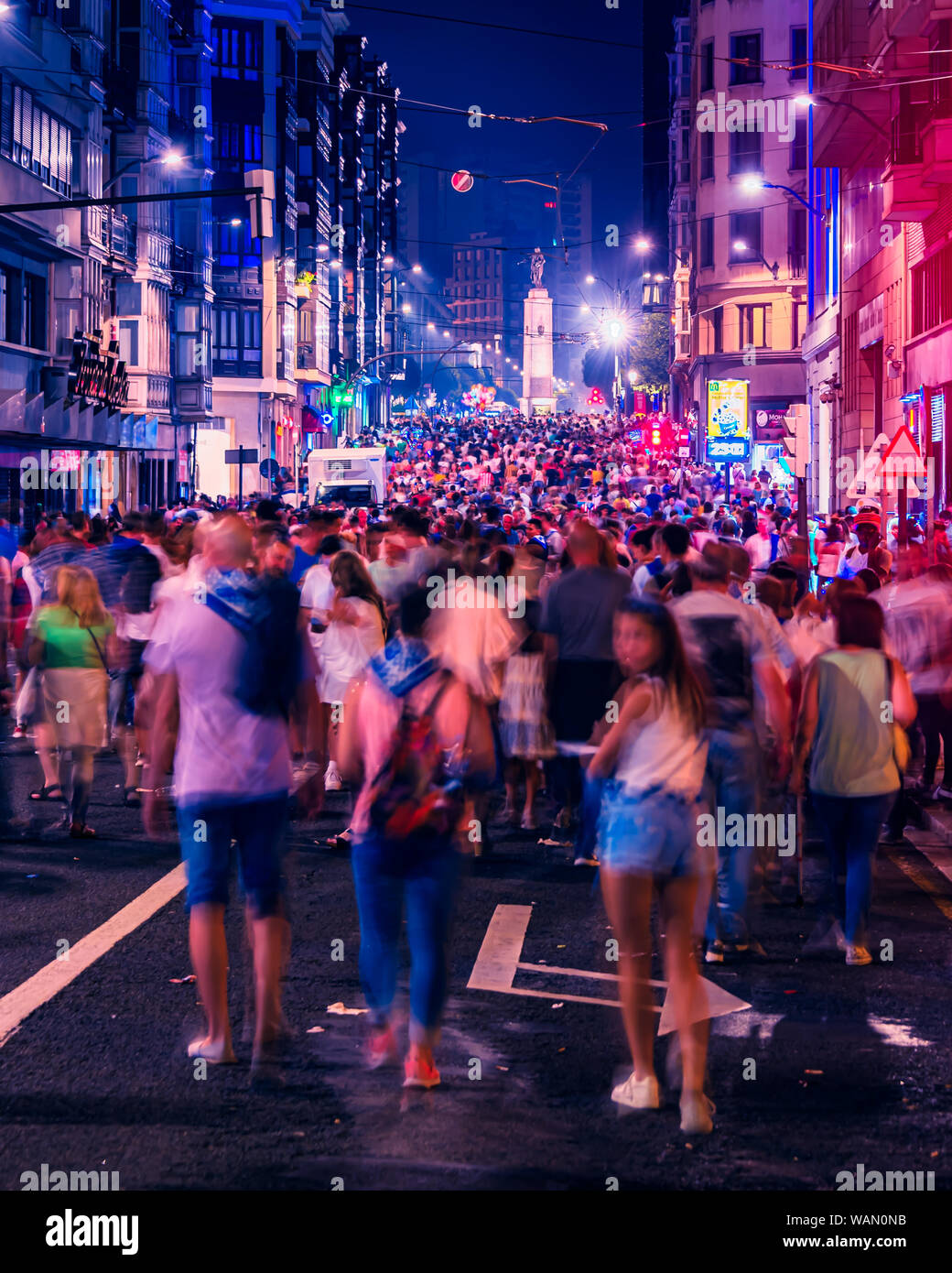 18/08-19, Bilbao, Spanien. Bunte Calle Buenos Aires, während Aste Nagusia (Bilbao feste) mit Personen, die das Festival voll. Stockfoto