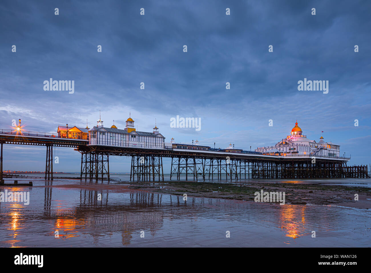 Eastbourne Pier ist ein Badeort, der Pleasure Pier in Eastbourne, East Sussex, an der Südküste von England. Stockfoto