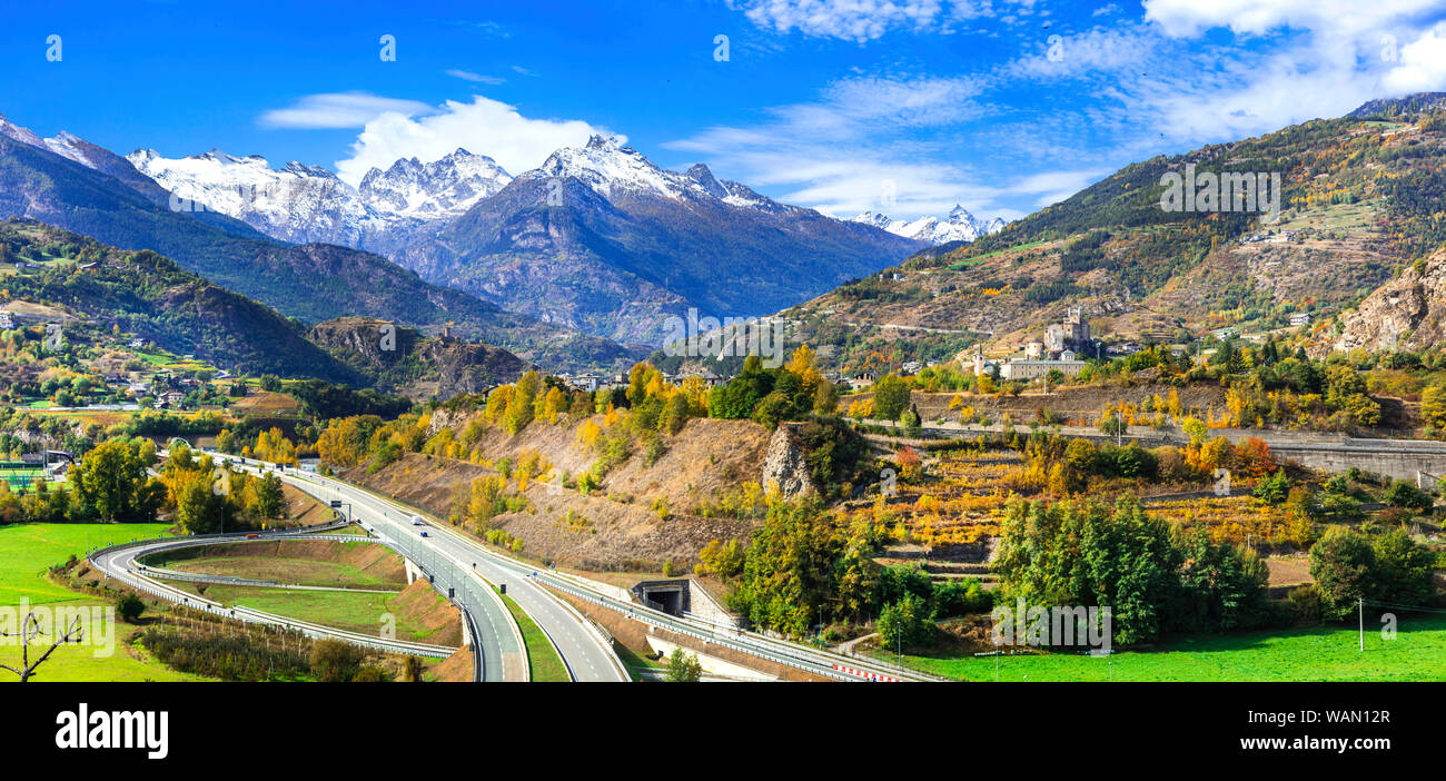 Landschaft von Italien, Weinbergen und alten Burg in Valle d'Aosta. Stockfoto