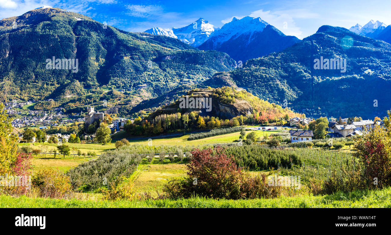 Beeindruckenden Alpen Berge Landschaft, schöne Tal der Burgen und Weinberge - Valle d'Aosta in Norditalien Stockfoto