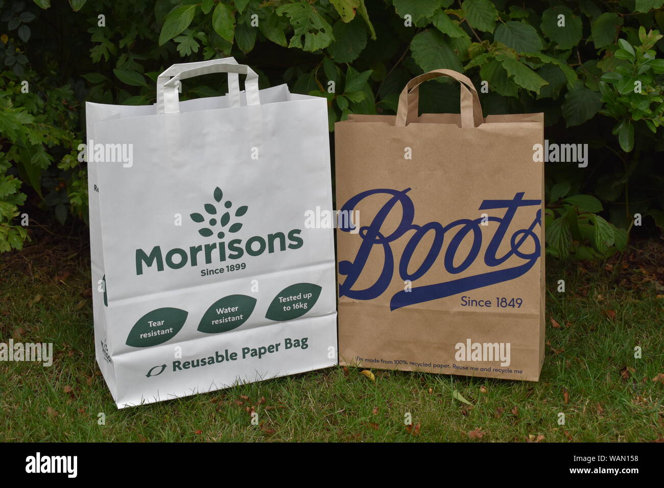 Papier tragetaschen Kommen in die High Street. Morrisons verkaufen dieses Papier Tragetasche für 20 s. Stiefel Papier-tragetaschen ist 7 s. Stockfoto