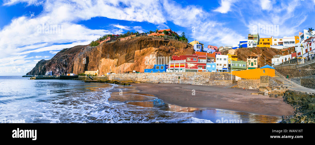 Schöne Puerto de Sardina Dorf, mit Blick auf traditionelle bunte Häuser und Meer, Gran Canaria, Spanien. Stockfoto