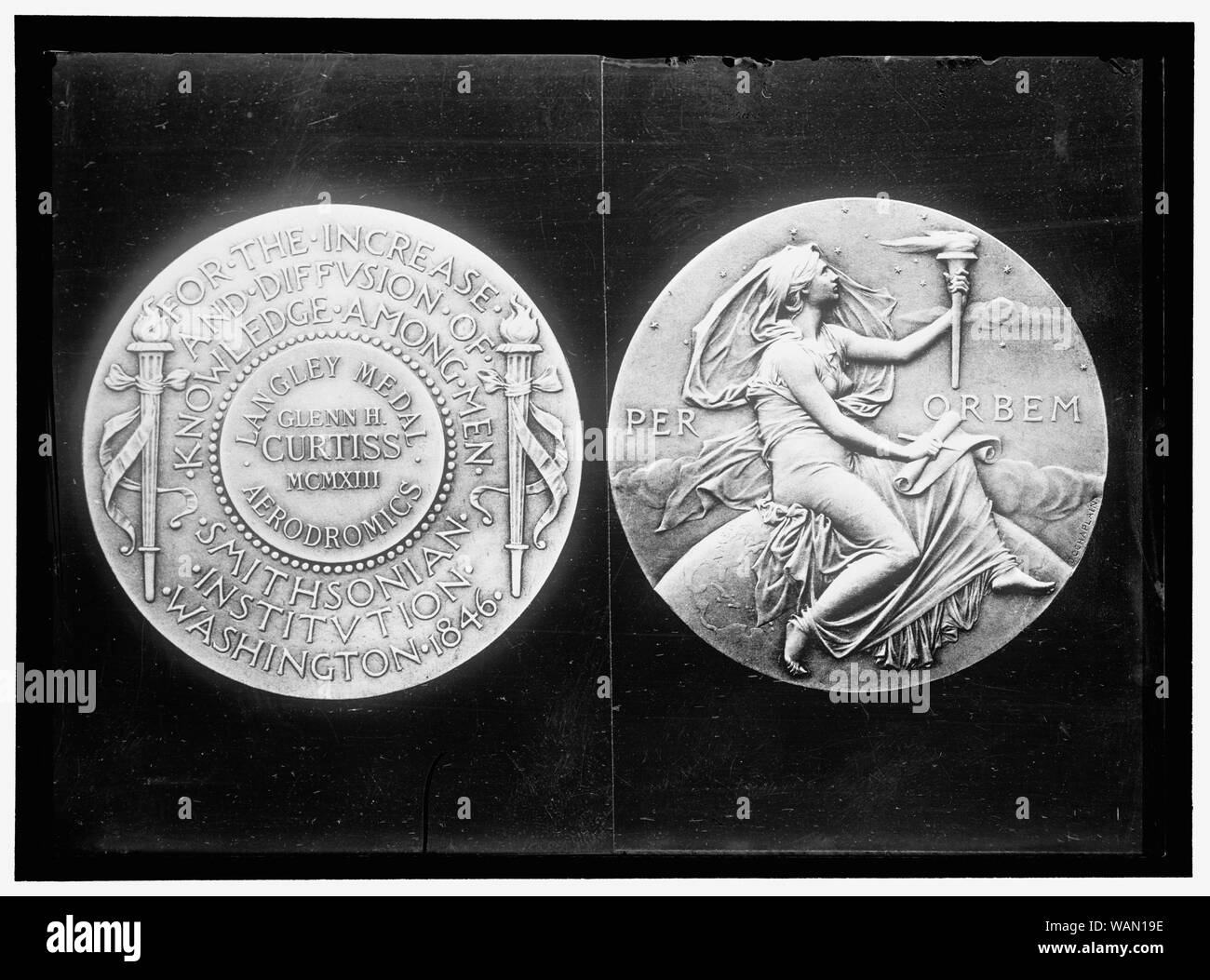 CURTISS, GLENN HAMMOND. AVIATOR, HERSTELLER. CURTISS FLUGZEUG. LANGLEY MEDAILLE ÜBERREICHTE IHM VON SMITHSONIAN, 13. Februar 1913 Stockfoto