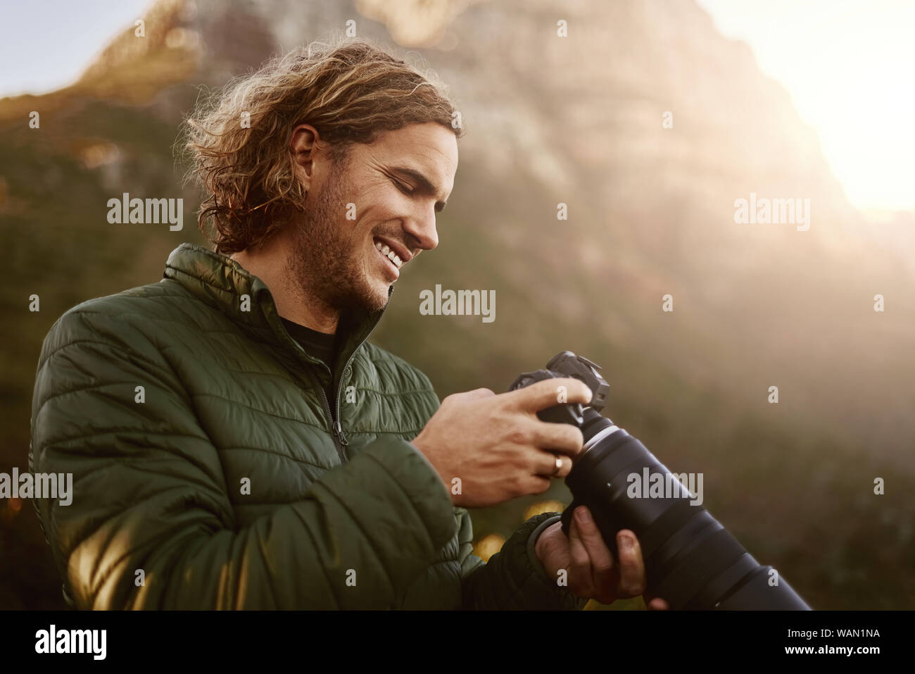 Lächelnd Naturfotograf überprüfen Klicken Sie auf die Fotos auf der Kamera Stockfoto