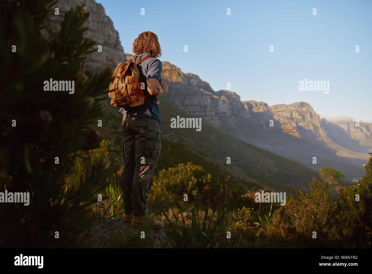 Lächelnden jungen Mann bewundern Sie die Aussicht von Rocky Mountain Stockfoto