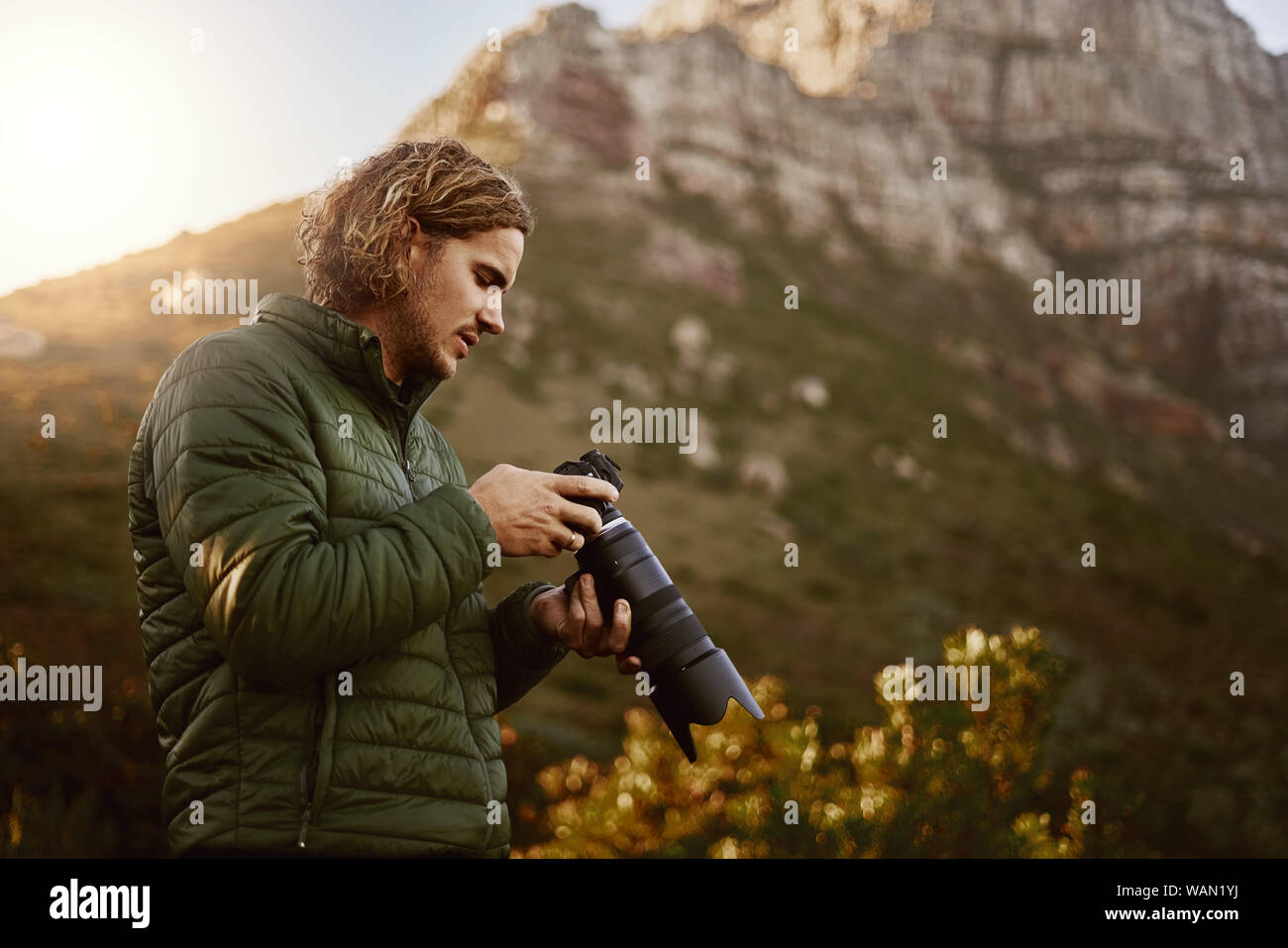 Fotograf der Bilder auf spiegellosen Kamera draußen in der Natur Stockfoto