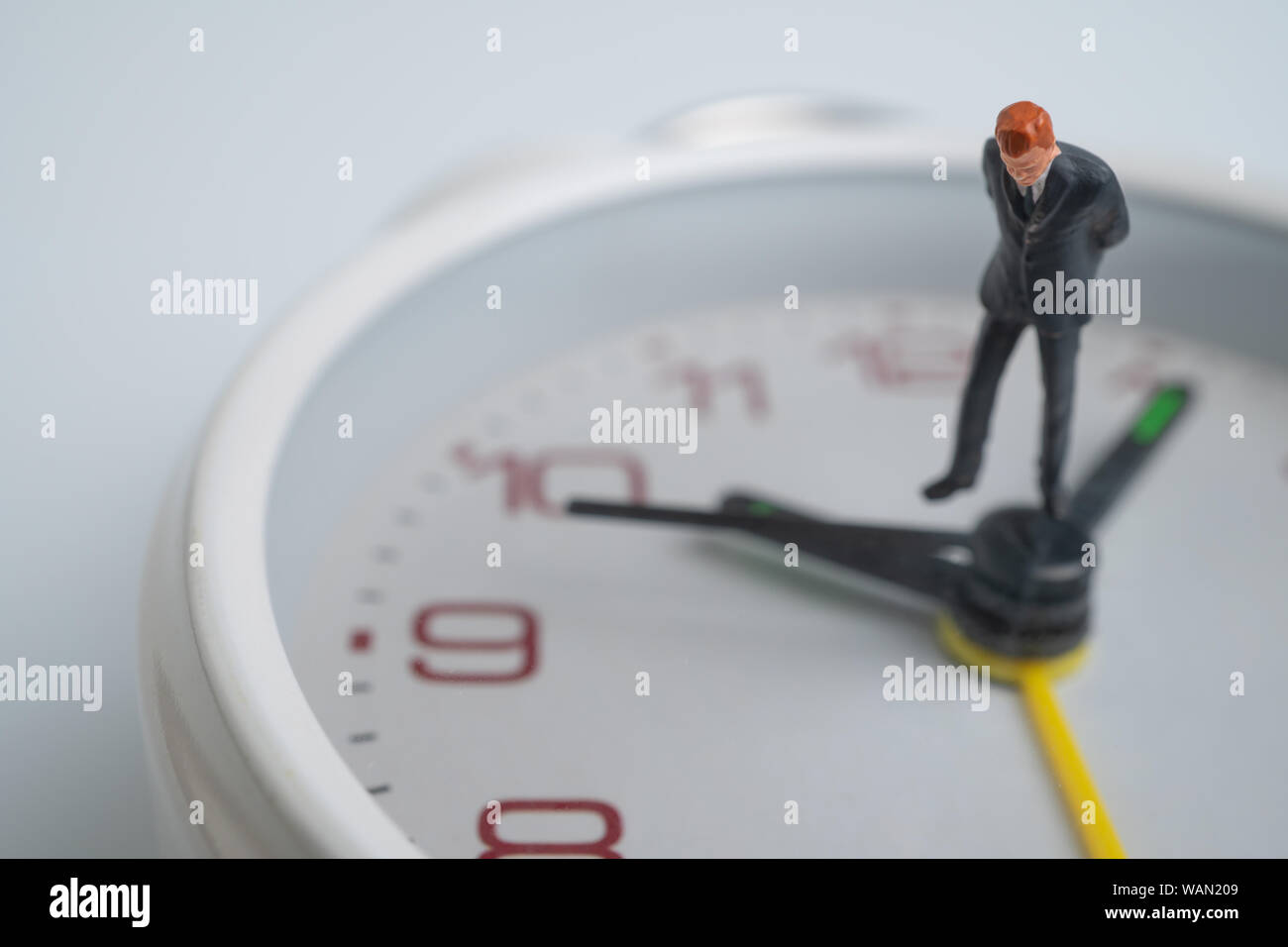 Abbildung Geschäftsleute suchen und Denken und stehen auf dem weissen Zifferblatt durch das Zifferblatt der Zeit angezeigt. Konzept der Zeit Management. Stockfoto