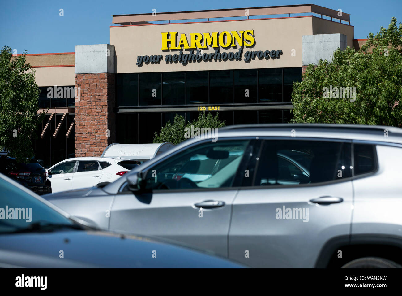 Ein logo Zeichen außerhalb eines Harmons retail Grocery Store Lage in Lehi, Utah am 30. Juli 2019. Stockfoto