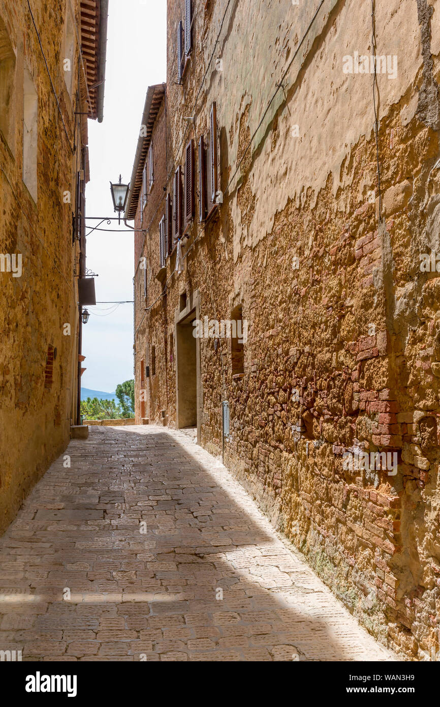 Enge Gasse in einem kleinen italienischen Dorf im Land Stockfoto