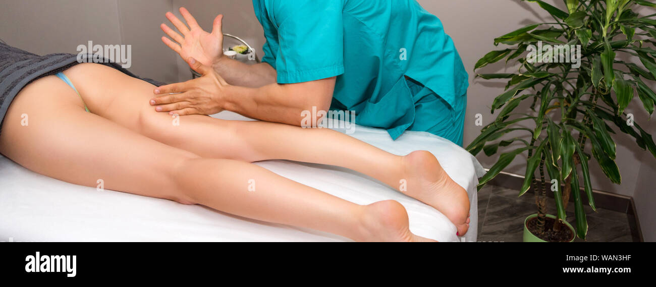 Professionelle Therapeuten, entspannende Beinmassage Behandlung einer Frau in Spa. Entspannende Spa Verfahren, Ganzkörpermassage. Freude, Ruhe, Körperpflege Stockfoto