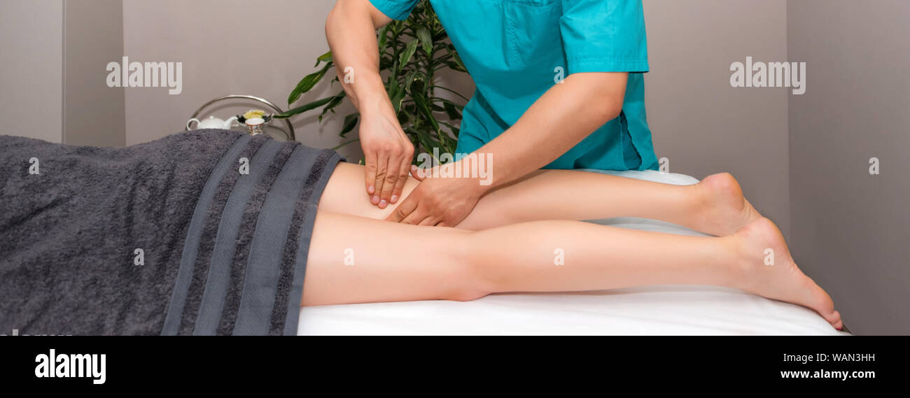 Professionelle Therapeuten, entspannende Beinmassage Behandlung einer Frau in Spa. Entspannende Spa Verfahren, Ganzkörpermassage. Freude, Ruhe, Körperpflege Stockfoto