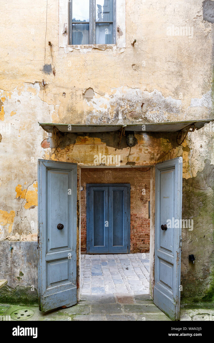 Innenhof mit alten Türen auf die Gasse Stockfoto