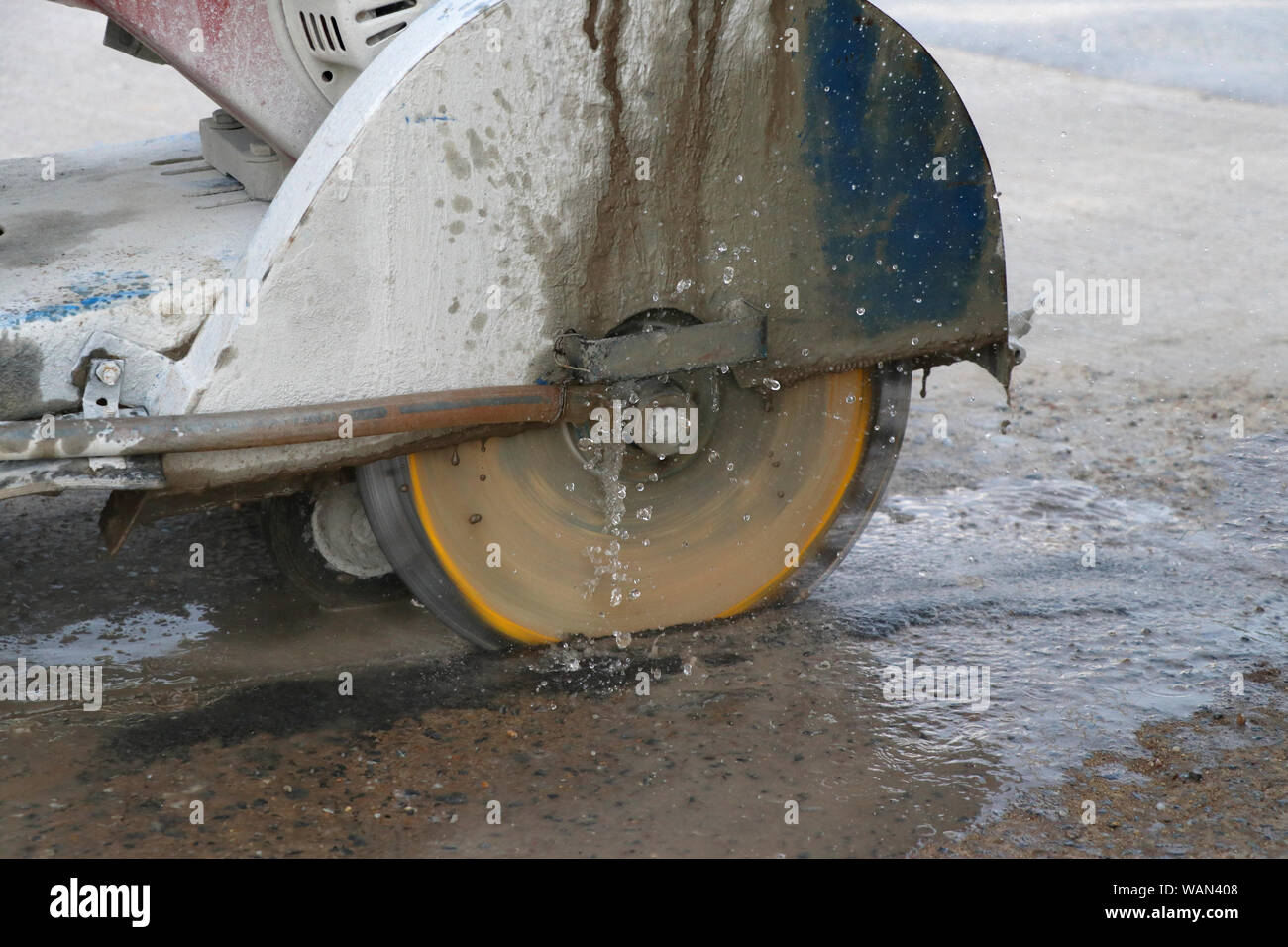 Konkrete Schneidemaschine Schneiden Beton Boden mit Wasser aus Gusseisen Staub zu verringern. Stockfoto