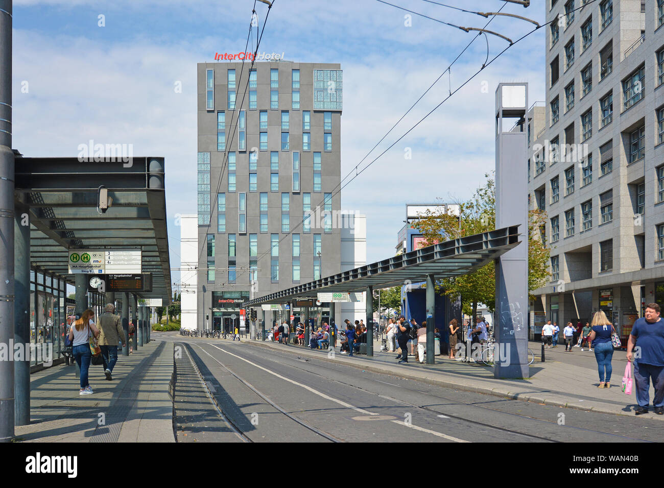 Mannheim, Deutschland - Juli 2019: Menschen bei Big Bus- und die Cable Car Station vor centrail Bahnhof warten Stockfoto