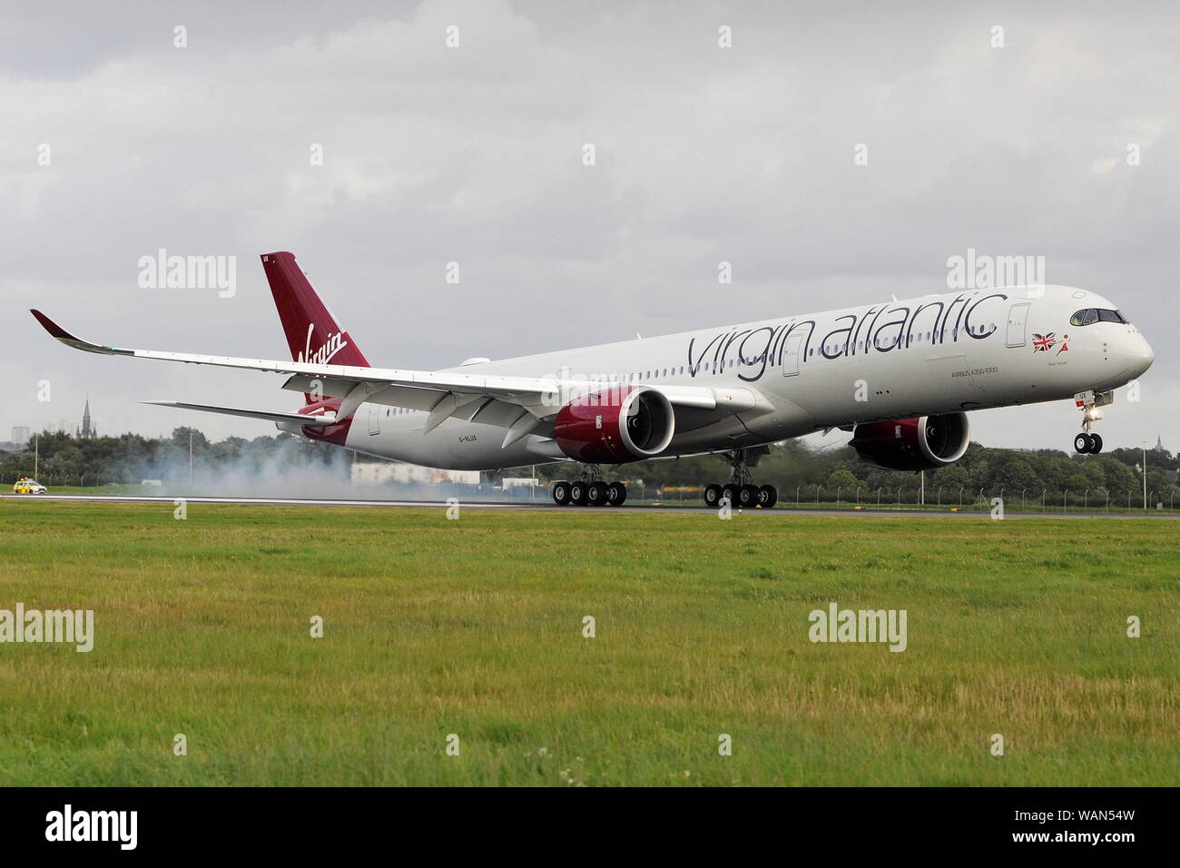 Von VIRGIN ATLANTIC ERSTE AIRBUS A350-1000, G-VLUX Stockfotografie