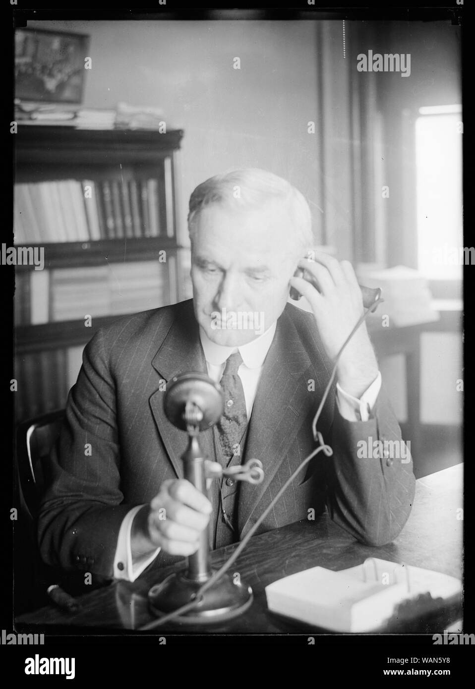 Cordell Hull mit Telefon Stockfoto